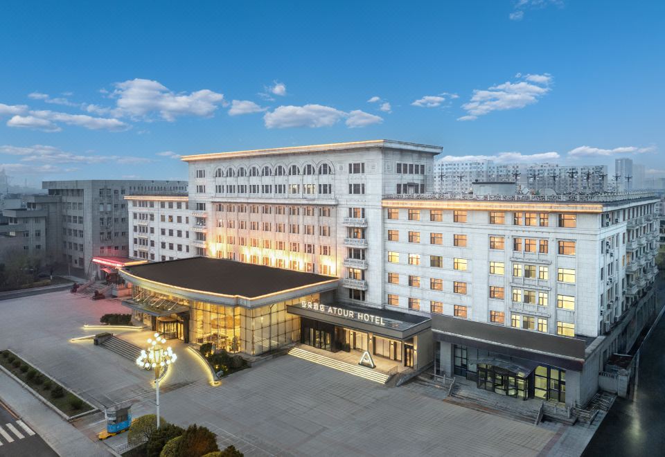 鞍山车站人民公园亚朵酒店外景图