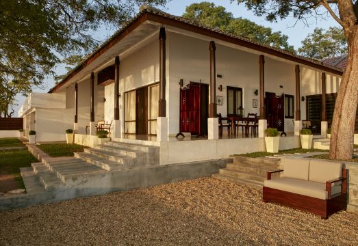 EKHO Lake House Hotel Overview