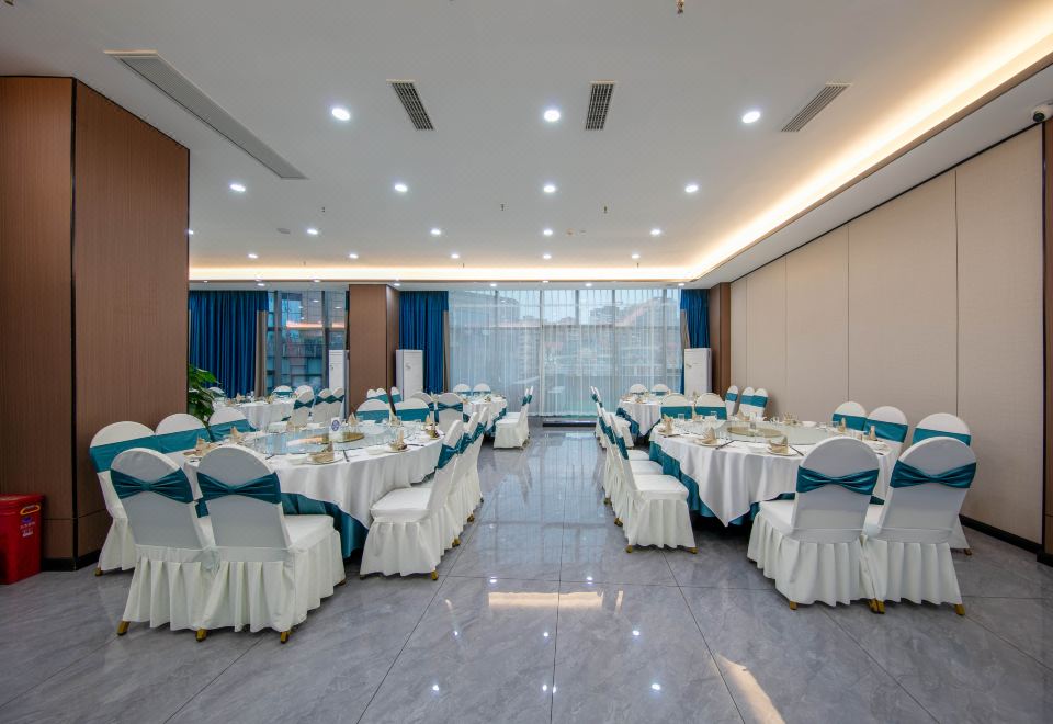 Vienna International Hotel (Yibin Changning High-speed Railway Station) Hotel Overview