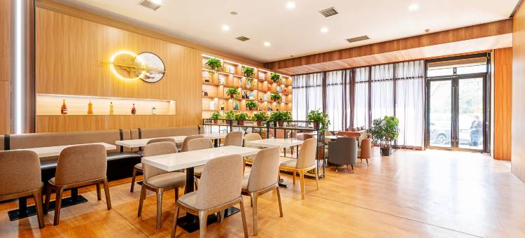艺龙安云酒店(西安半导体产业园丈八六路地铁站店)图片