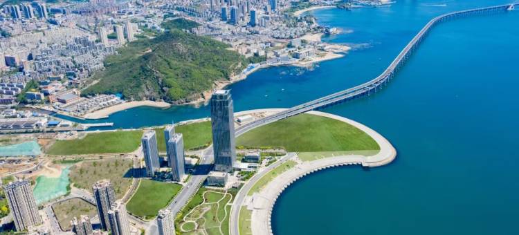 大连高新万达星海湾大桥海景亚朵酒店图片