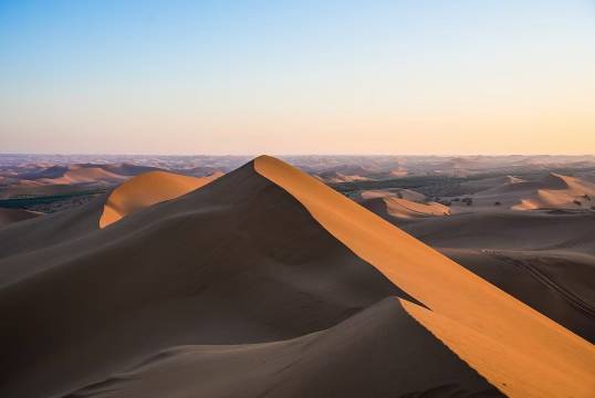 沙漠集市露营地图片