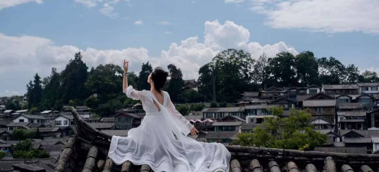 古井•侘寂风日照金山美学设计师360度古城雪山屋顶咖啡美宿图片