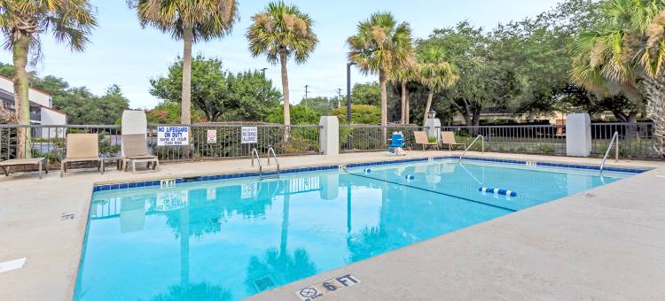 芒特普林森-爱国者角红顶PLUS+酒店(Red Roof Plus+ Mt Pleasant - Patriots Point)图片