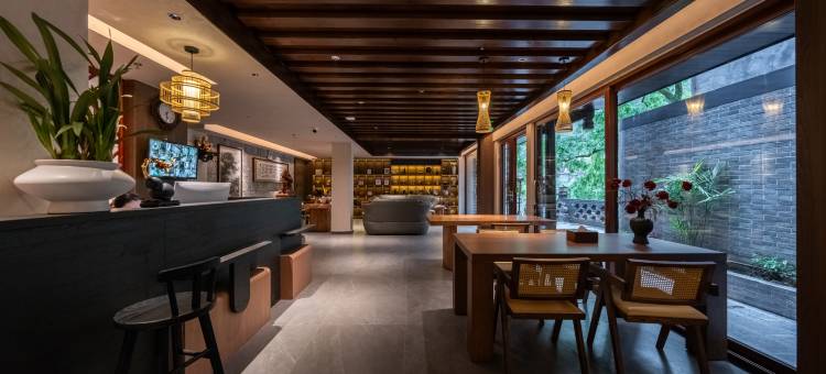 凤凰一泉江景·古桥云影·禅意设计师度假美宿(凤凰古城沱江店)图片