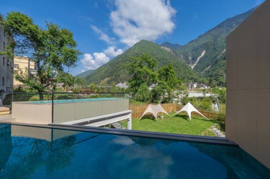 花原温泉酒店(磨西古镇店)图片