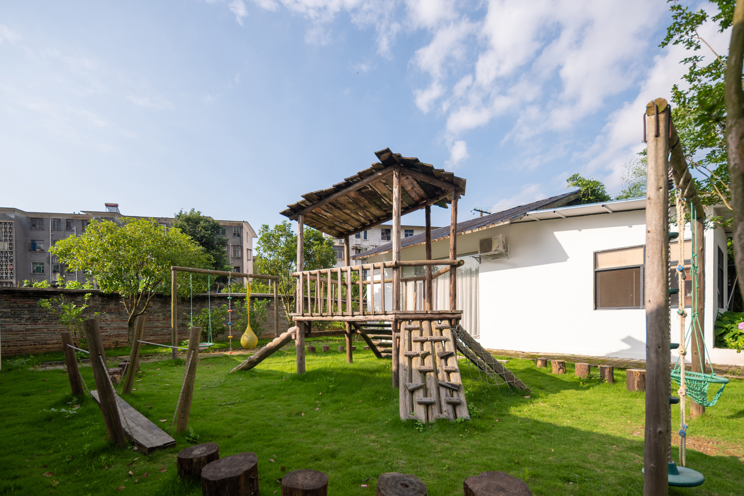 Leisurely Dwelling: Hidden Realm of TreesOver view