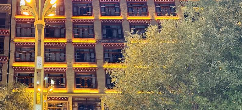 红山行大酒店(甘孜县317国道雅砻湿地公园店)图片