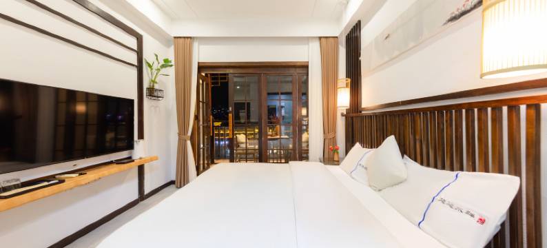 悠悠水畔•高端江景民宿(凤凰古城景区南华门店)图片