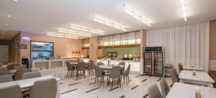 白玉兰酒店(西双版纳景洪泼水广场曼听路店)图片