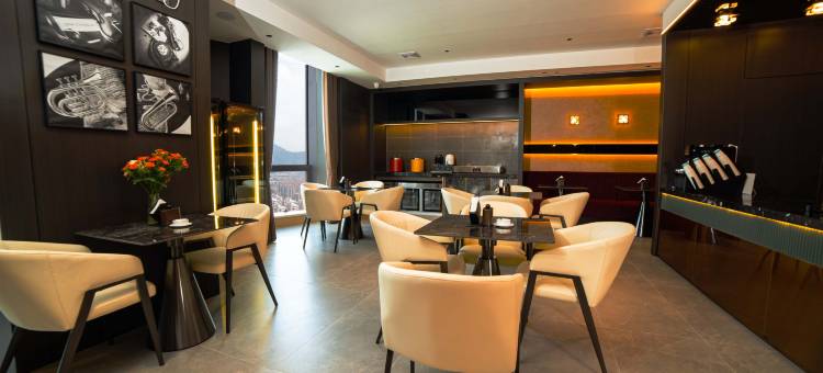 易趣·君临酒店(中山三乡雅居乐车站店)图片