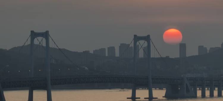 大连高新万达星海湾大桥海景亚朵酒店图片