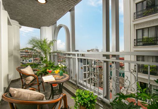 MAY DE VILLE Lakeside Hotel Hotel Overview