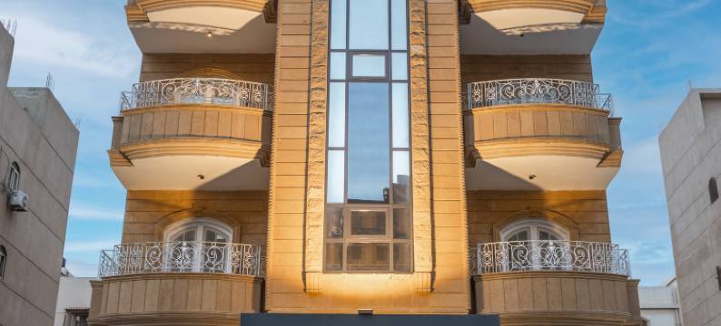 金色之家(Golden House)图片