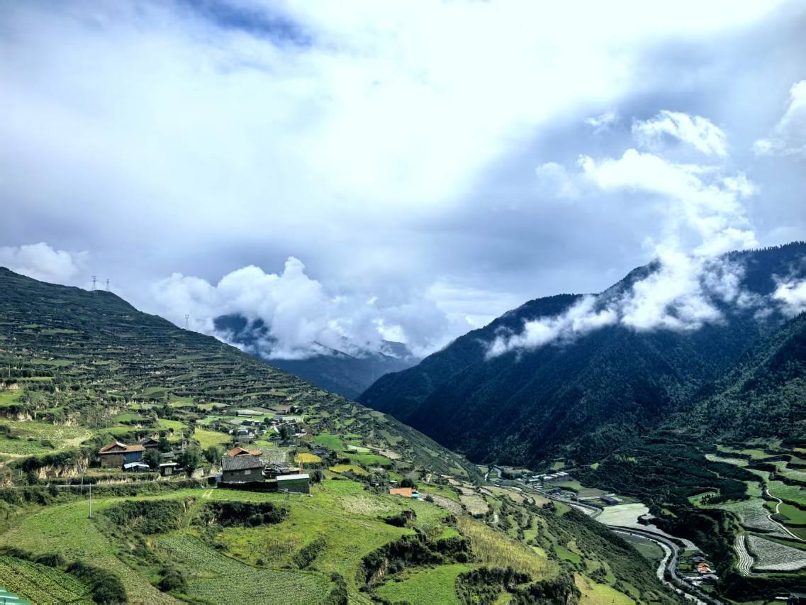 花筑·唐拉颇章·悬崖藏地民宿(牟尼沟风景区店)图片