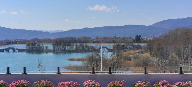 白云外·日照金山|雪山湖景双线观景秘境花园美宿(丽江古城区店)图片