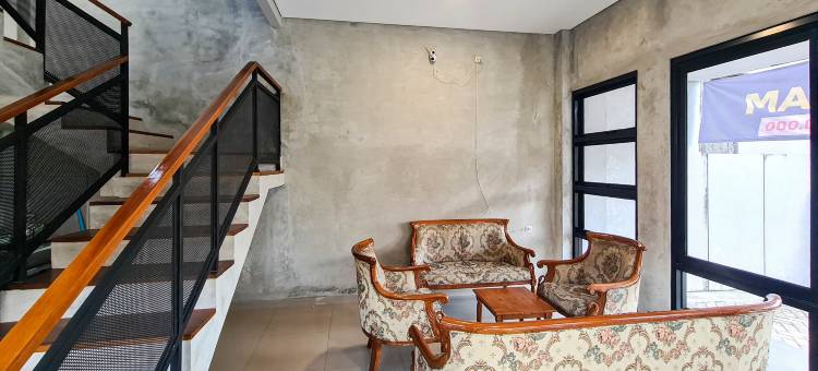 红多兹家庭旅馆普禾加多火车站2(RedDoorz near Stasiun Purwokerto 2)图片