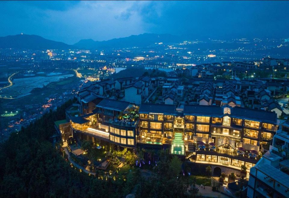 腾冲暻阁半山温泉酒店外景图