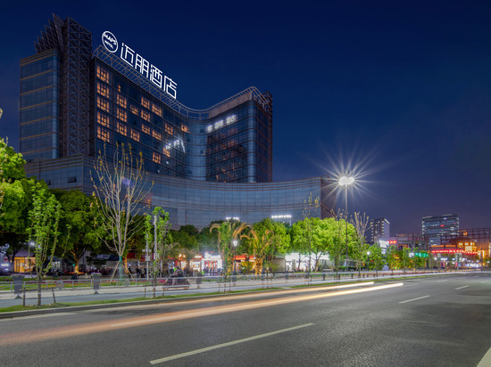 迈朋酒店(新地假日广场新光路地铁站店)