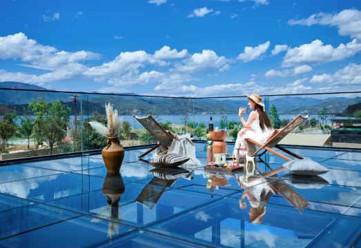 泸沽湖泸停敍酒店外景图