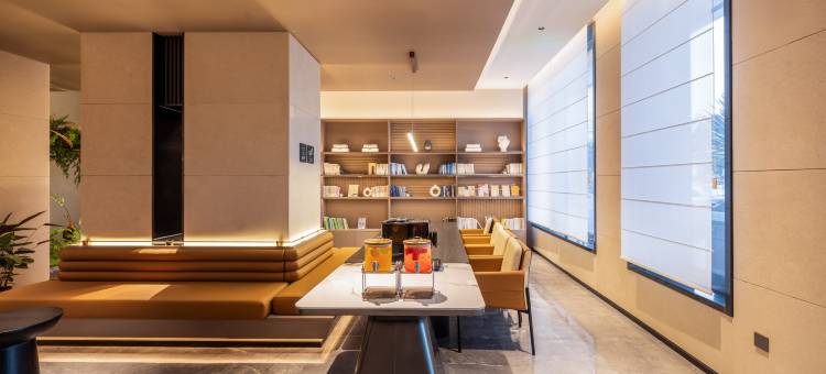 鞍山火车站人民公园亚朵酒店图片