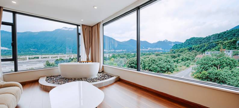 帕居白宫酒店(林芝波密318国道桃花沟店)图片