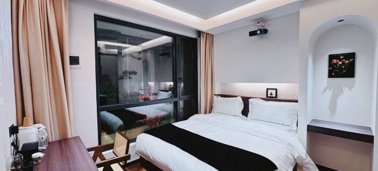 椿舍·HOTEL宅寂影音民宿(贵阳黔灵山公园店)图片