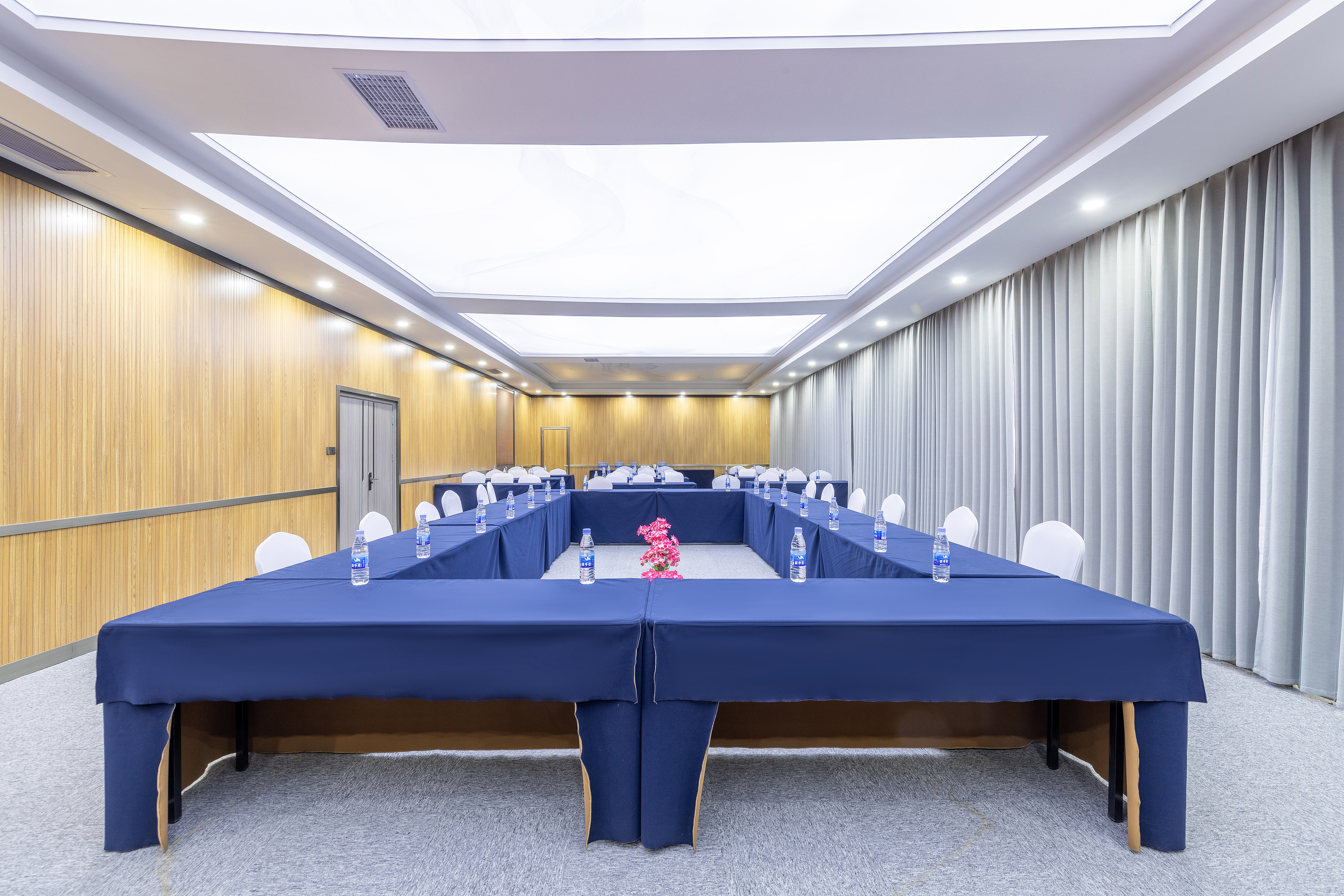 Qomo Langzong Hotel Over view