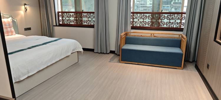 东森假日酒店(峨边步行街店)图片