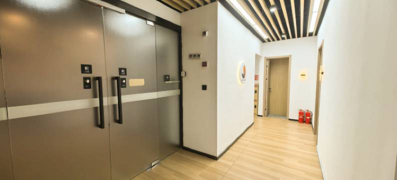 三只猫DEEP青年旅社(东门町店)图片