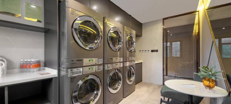 上海五角场殷高西路地铁站亚朵酒店图片