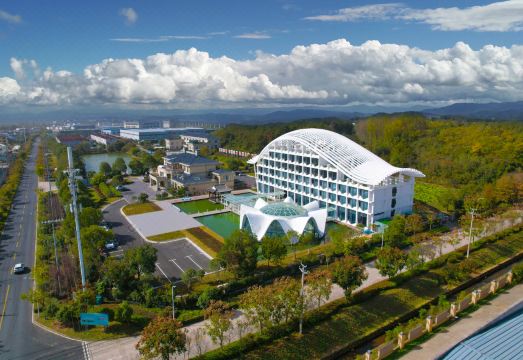 无极雪矿泉水主题酒店（黄山高铁北站西溪南店）外景图