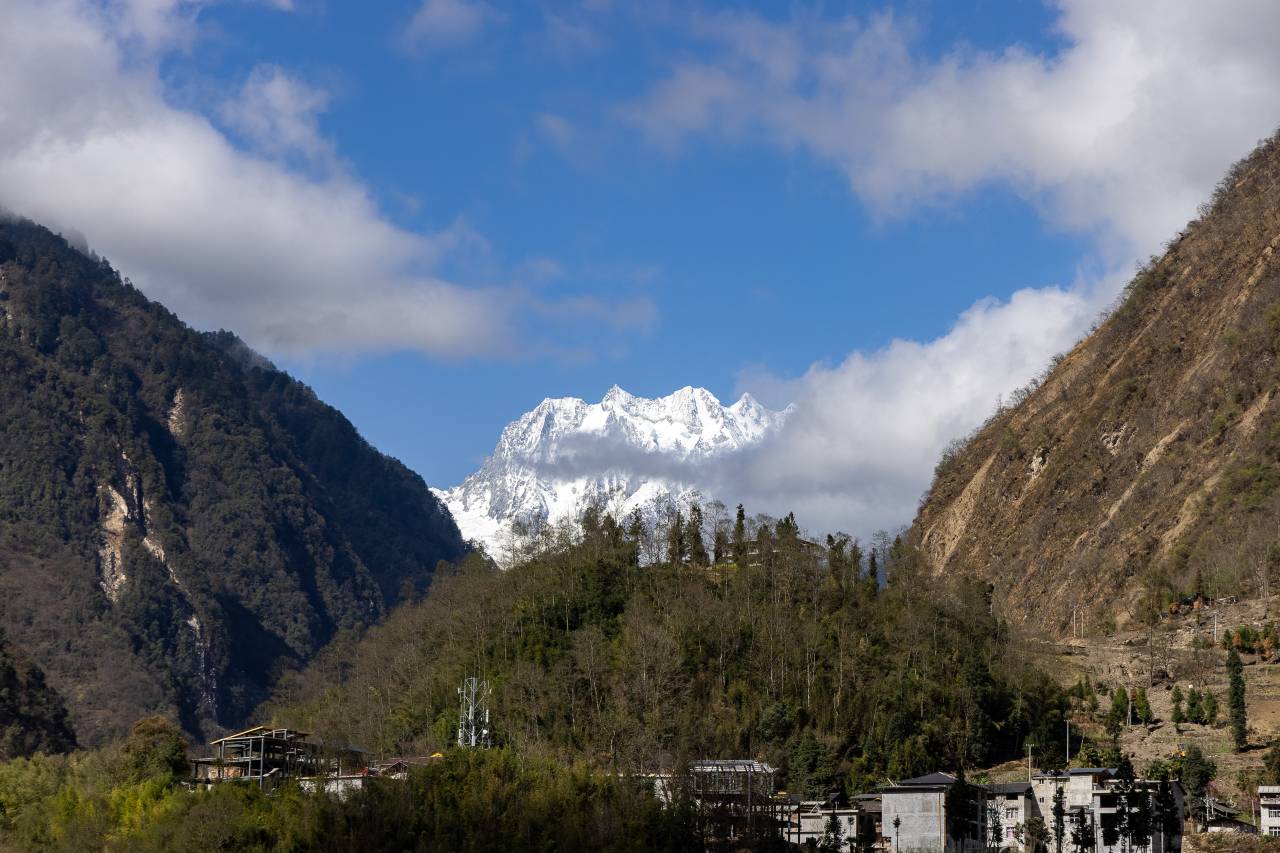 海螺沟鸾喜·隐山· Forest Mountain Lodge·雪山观景温泉度假酒店图片