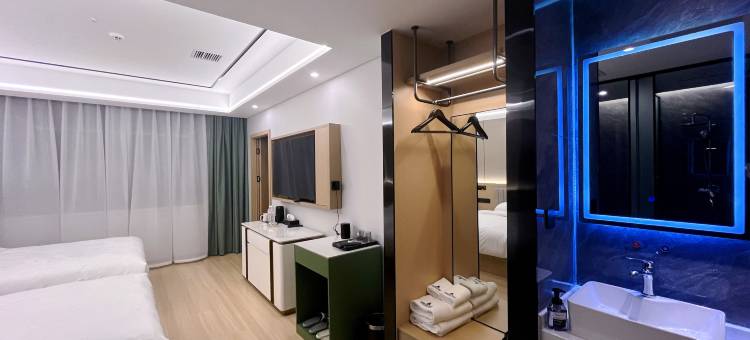 芒康朗庭假日酒店图片