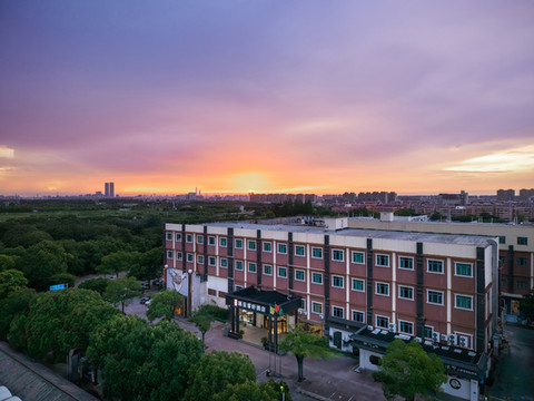丽呈睿轩酒店(上海国际旅游度假区川沙地铁站店)