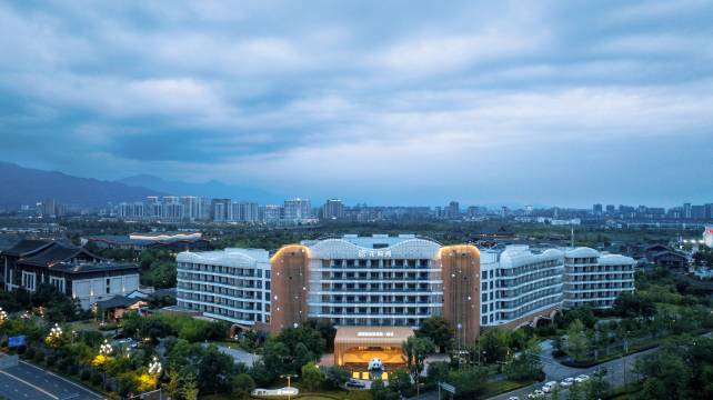 成都融创花间阁·踏雪图片