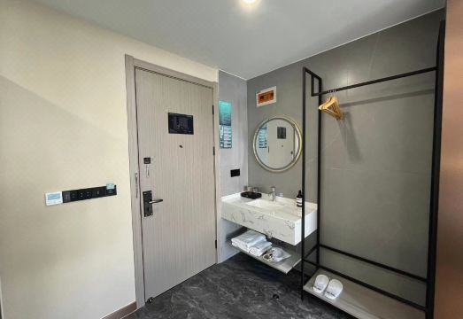 Elong Me Anlai Hotel (Shanghai Jinshan Industrial Zone) Hotel Overview