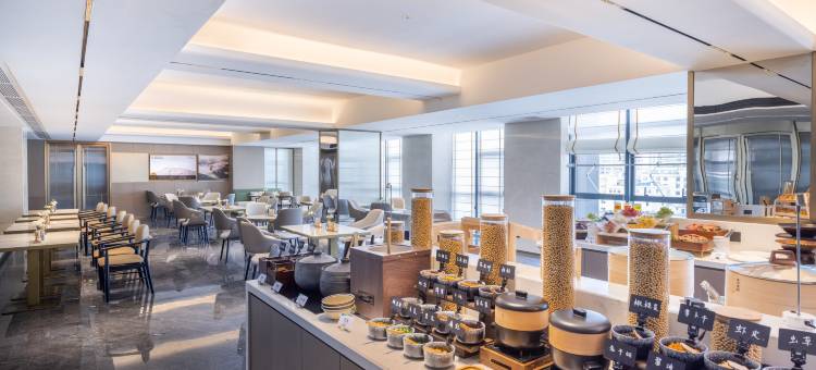 广州花都狮岭大道中亚朵酒店图片