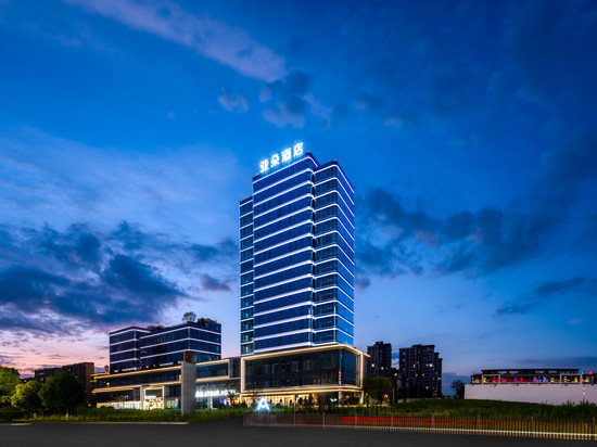 衢州龙游凤翔洲公园荣昌大道亚朵酒店