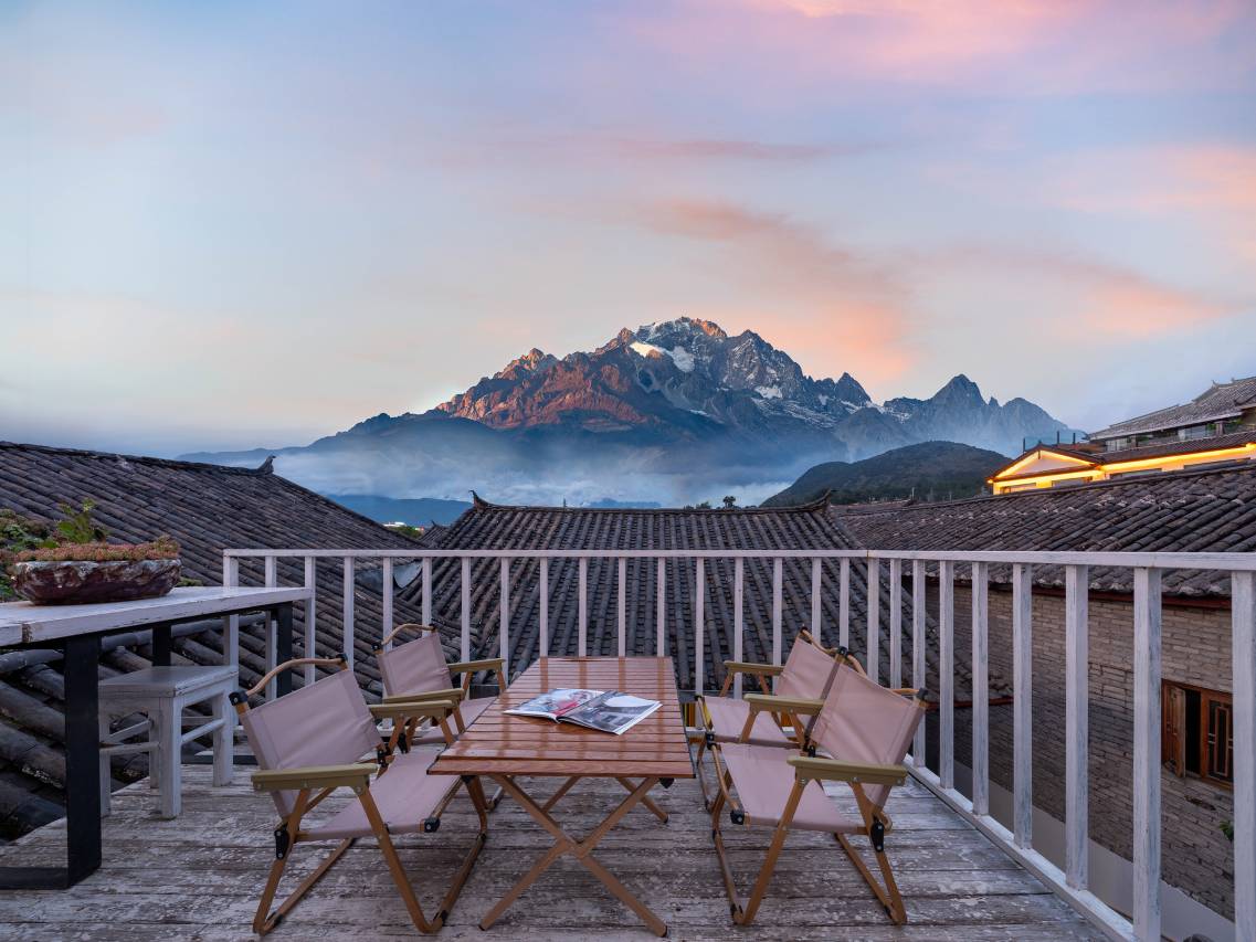 古井•侘寂风日照金山美学设计师360度古城雪山屋顶咖啡美宿图片