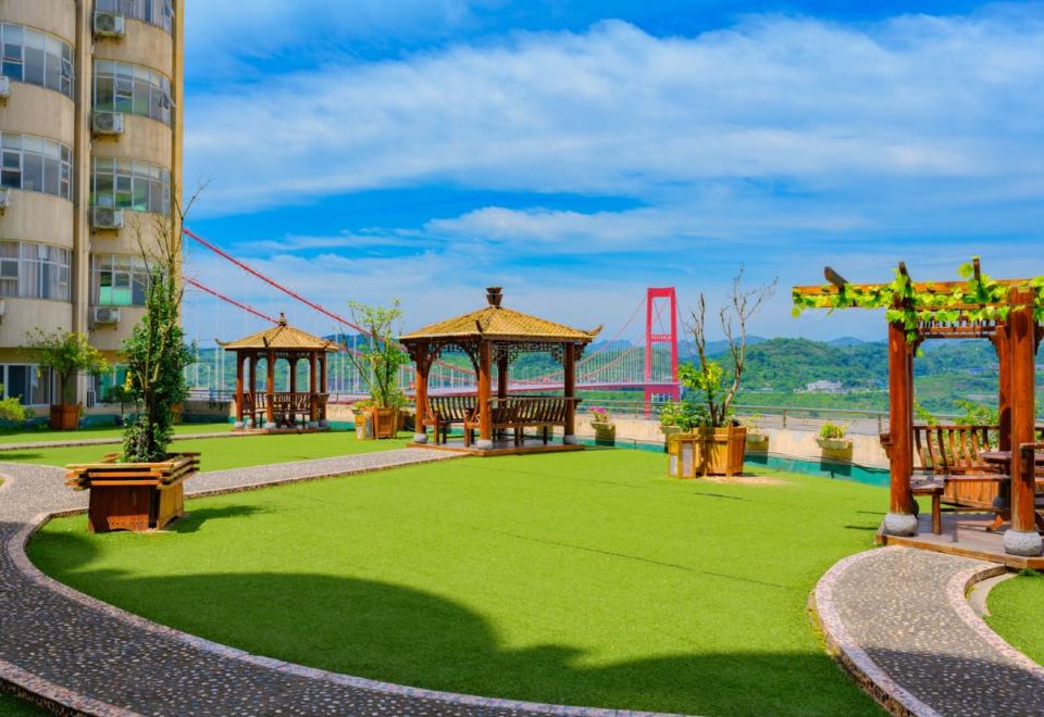 Hongqiao Holiday Hotel Hotel Overview