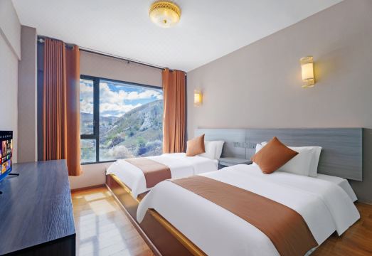 稻城泰天大酒店外景图