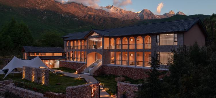 岚岫·日照金山民宿(玉龙雪山店)图片