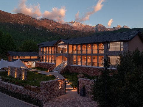 岚岫·日照金山民宿(玉龙雪山店)