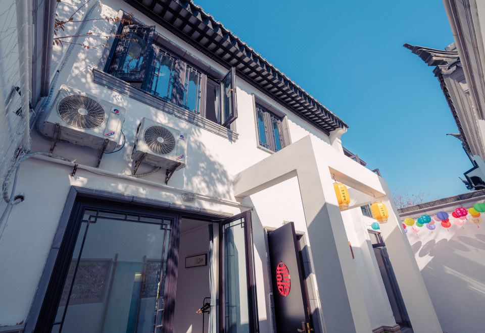 Serene Lotus Waterfront Retreat (Jiangnan Boutique Homestay in Shanghai Zhujiajiao Ancient Town) Hotel Overview