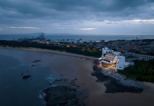 七栩礁石酒店外景图