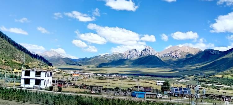 类乌齐渝昌缘民宿(康巴花都店)图片