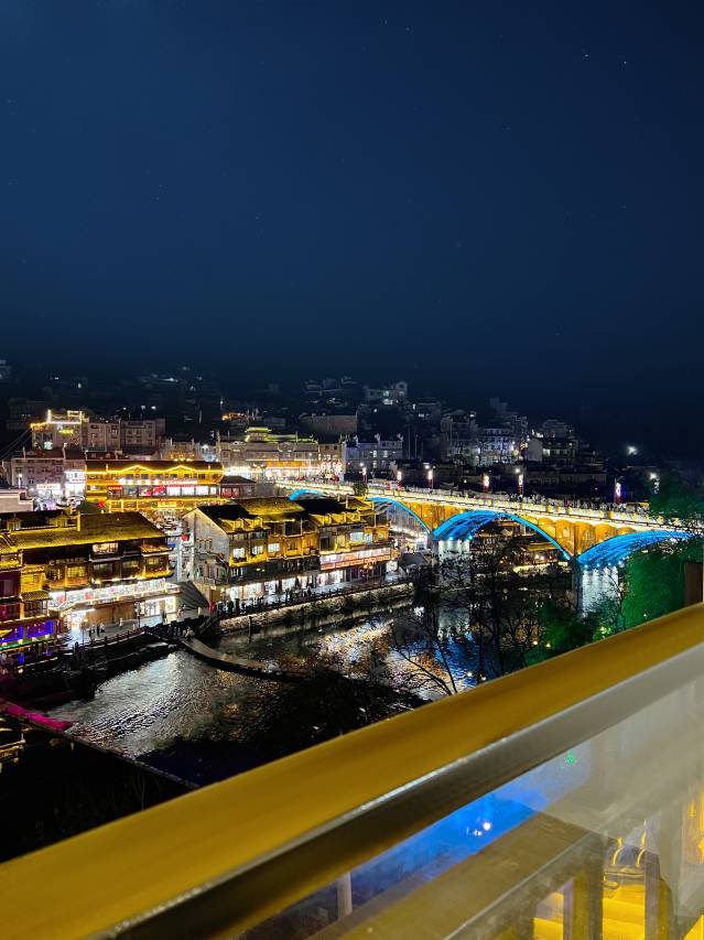 悠悠水畔•高端江景民宿(凤凰古城景区南华门店)图片