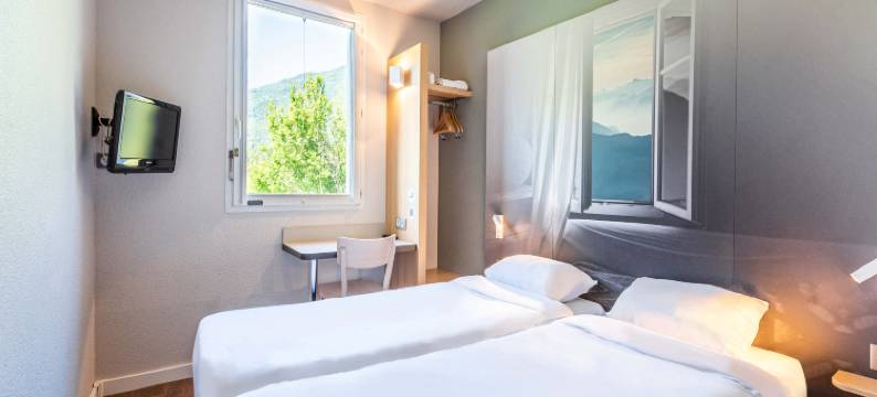 圣让德莫里安住宿加早餐酒店(B&B Hôtel Saint Jean de Maurienne)图片