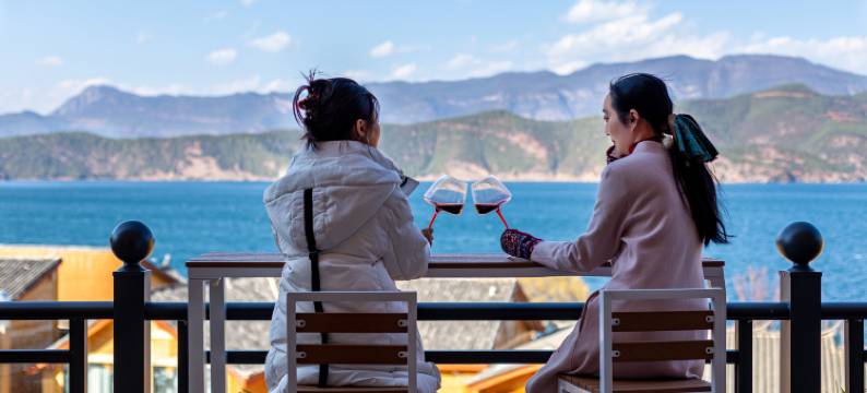 泸沽湖伴山隐宿湖景度假酒店图片